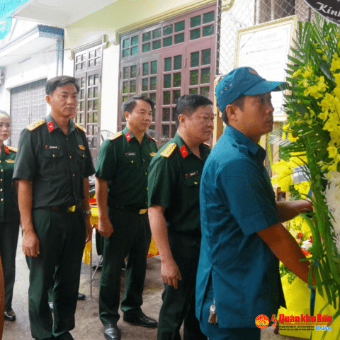 Bộ Chỉ huy Quân sự tỉnh Quảng Trị thăm, động viên gia đình chiến sĩ Phan Gia Huy