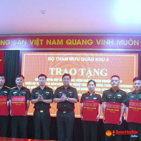 Bộ Tham mưu trao quà của Quân ủy Trung ương, Bộ Quốc phòng cho sĩ quan, quân nhân chuyên nghiệp có hoàn cảnh đặc biệt khó khăn