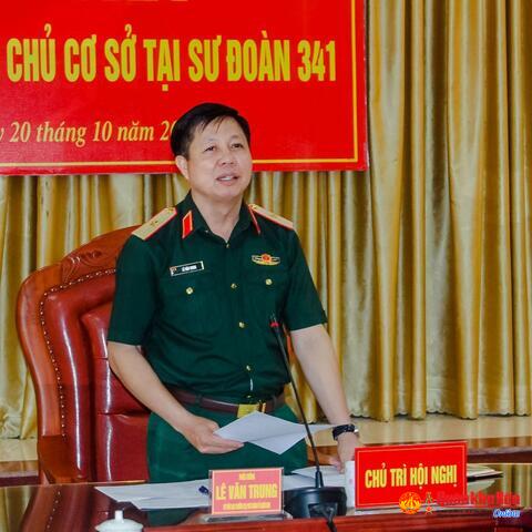 Thiếu tướng Lê Văn Trung, Phó Chính ủy Quân khu 4 kiểm tra thực hiện Quy chế dân chủ cơ sở tại Sư đoàn 341
