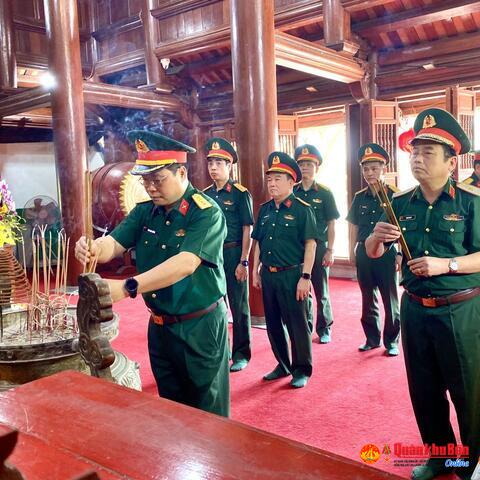 Dâng hoa, dâng hương tưởng niệm liệt sĩ tại Nghĩa trang Liệt sĩ Quốc tế Việt - Lào