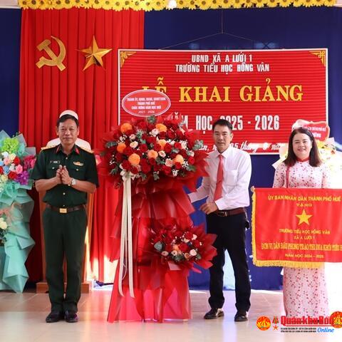 Đại tá Phan Thắng, Chỉ huy trưởng Bộ CHQS thành phố Huế dự Lễ khai giảng năm học mới tại Trường Tiểu học Hồng Vân, xã A Lưới 1