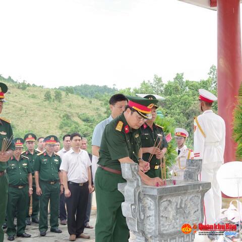 Dâng hương, dâng hoa tưởng niệm các liệt sĩ trên tuyến Đường 71