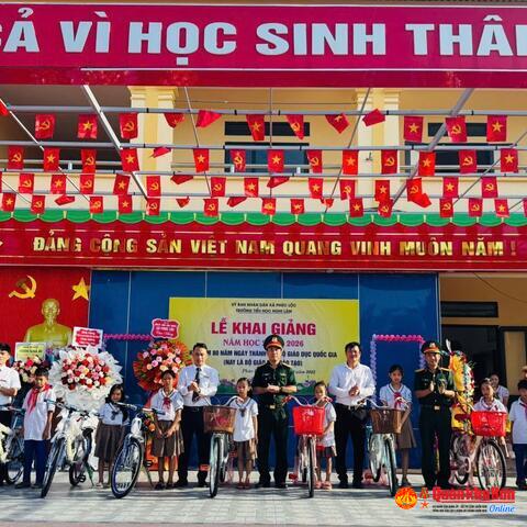 Trao quà “Nâng bước em đến trường” năm 2025