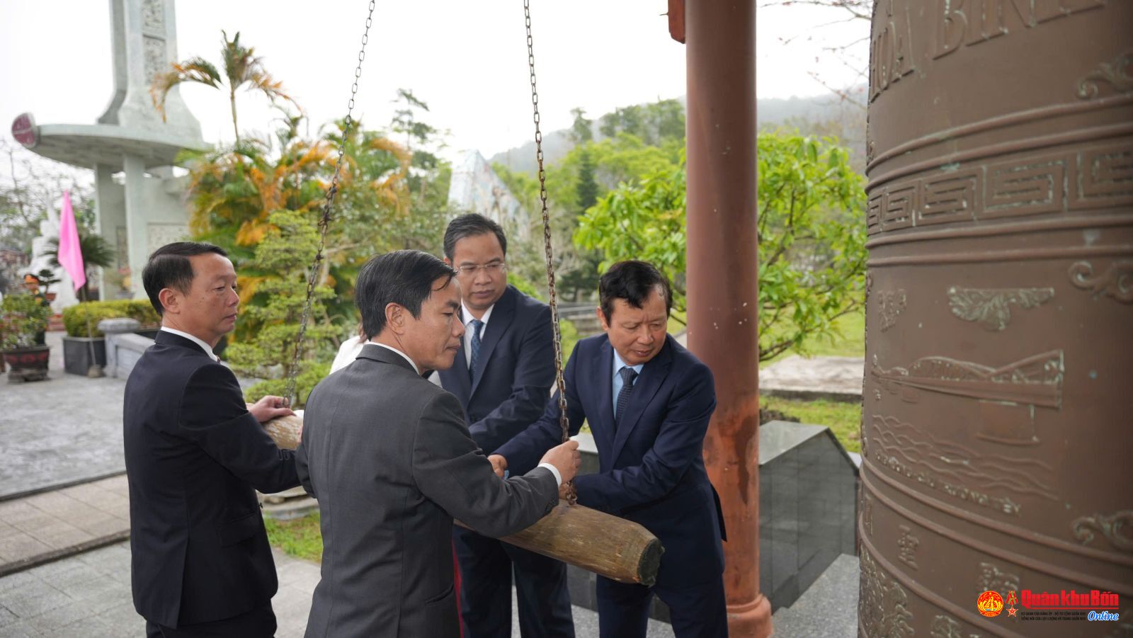 Lãnh đạo thành phố Huế dâng hương viếng các anh hùng liệt sĩ nhân kỷ niệm 50 năm giải phóng Huế