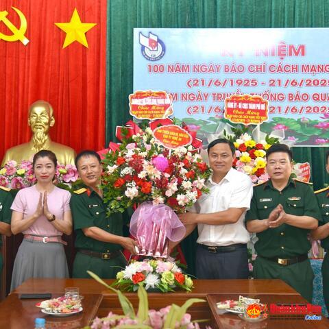 Các đơn vị chúc mừng Báo Quân khu 4