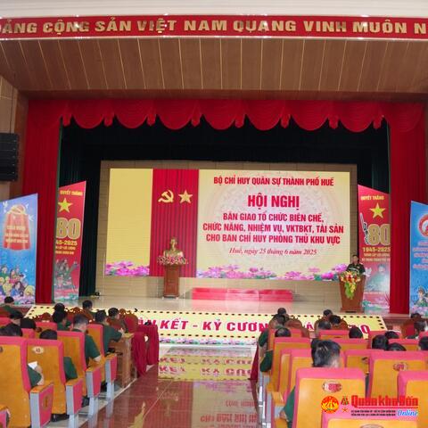 Bộ Chỉ huy Quân sự thành phố Huế: Bàn giao tổ chức biên chế, chức năng, nhiệm vụ, vũ khí trang bị kỹ thuật cho Ban Chỉ huy phòng thủ khu vực