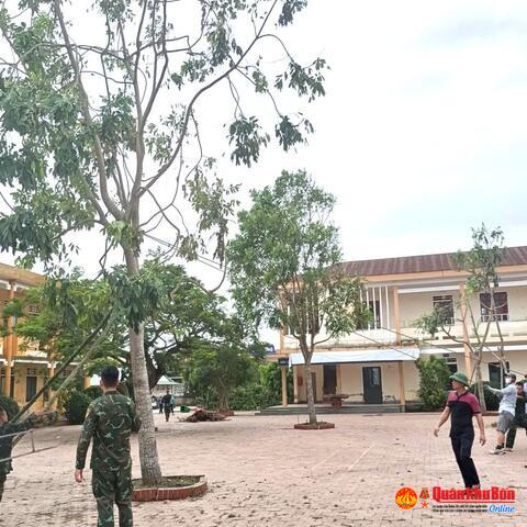 Bộ Chỉ huy Quân sự tỉnh Hà Tĩnh hỗ trợ các trường học khắc phục hậu quả bão số 5