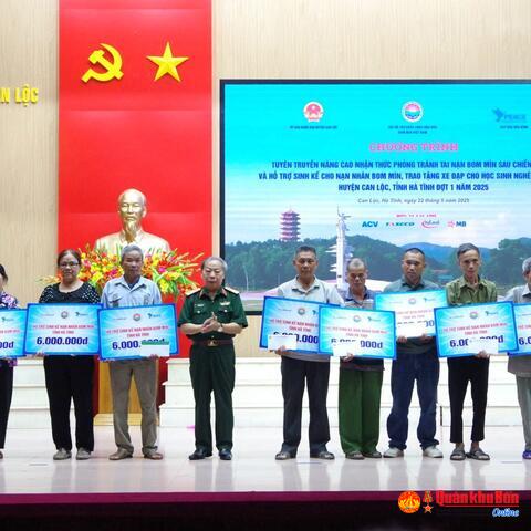Hội Hỗ trợ khắc phục hậu quả bom mìn Việt Nam trao quà cho nạn nhân ảnh hưởng bom mìn tại Hà Tĩnh