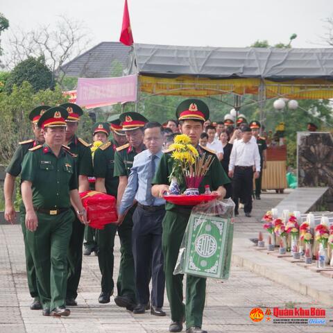 Huyện Triệu Phong (Quảng Trị) truy điệu và an táng hai hài cốt liệt sĩ
