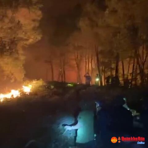 Quân khu 4 trắng đêm dập lửa cứu rừng tại huyện Nam Đàn