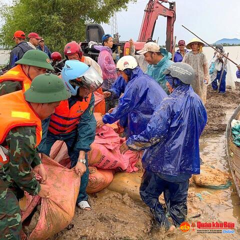 Bộ Chỉ huy Quân sự thành phố Huế huy động hàng chục cán bộ, chiến sĩ khắc phục hậu quả vỡ đê