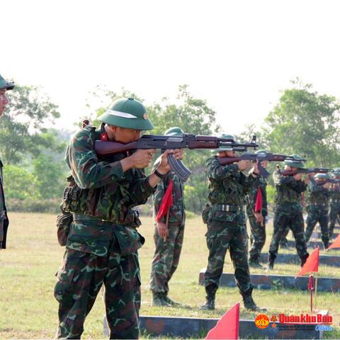 Bộ Chỉ huy Quân sự thành phố Huế kiểm tra bắn phân đoạn của chiến sĩ mới