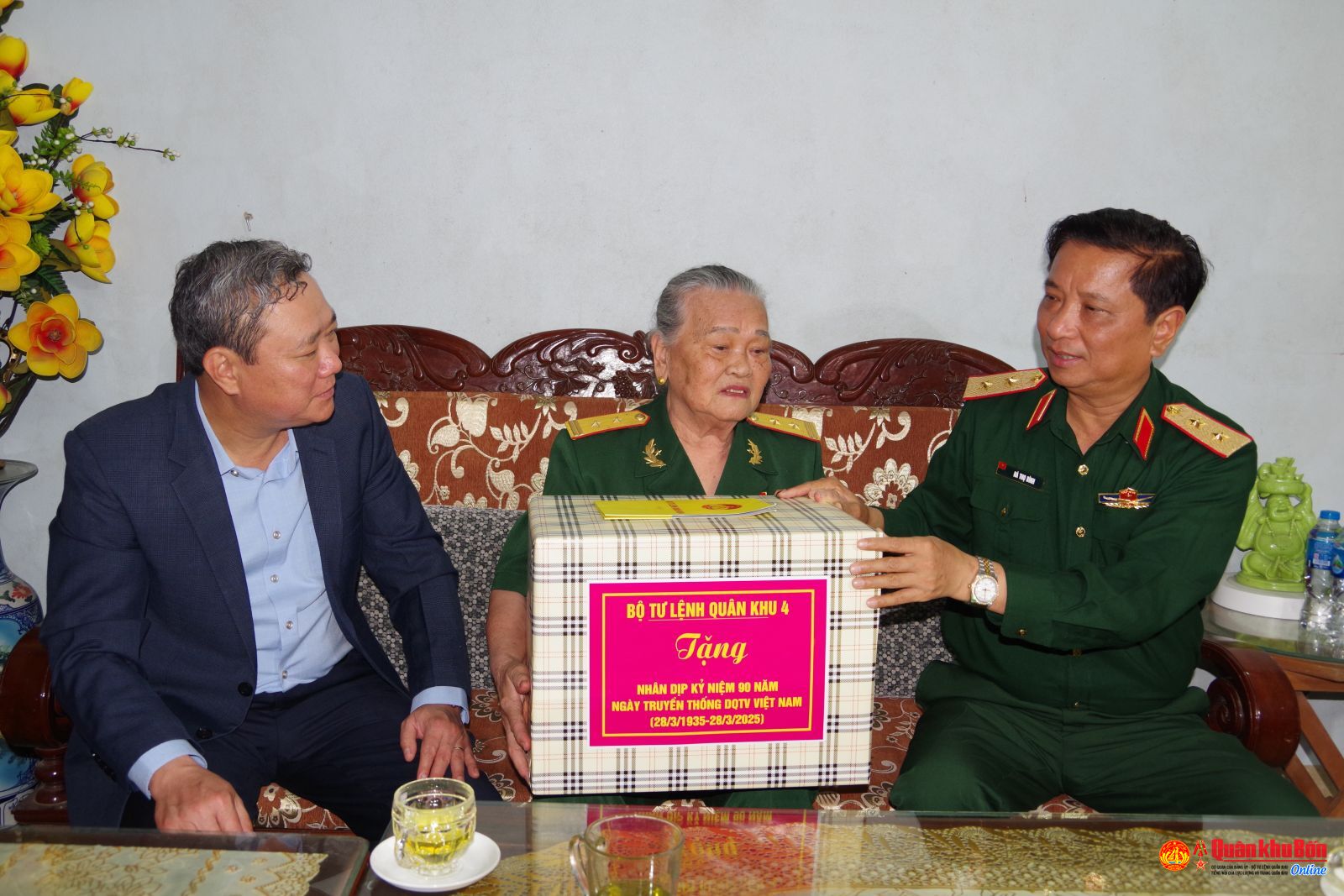 Tư lệnh Quân khu 4 thăm, tặng quà nhân kỷ niệm 90 năm truyền thống Lực lượng Dân quân tự vệ