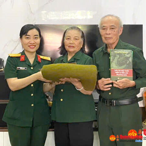 Bảo tàng Quân khu 4 tiếp nhận kỷ vật của vợ chồng cựu thanh niên xung phong
