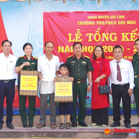 Bộ CHQS tỉnh Quảng Trị trao quà hỗ trợ học sinh vượt khó tại Gio Linh
