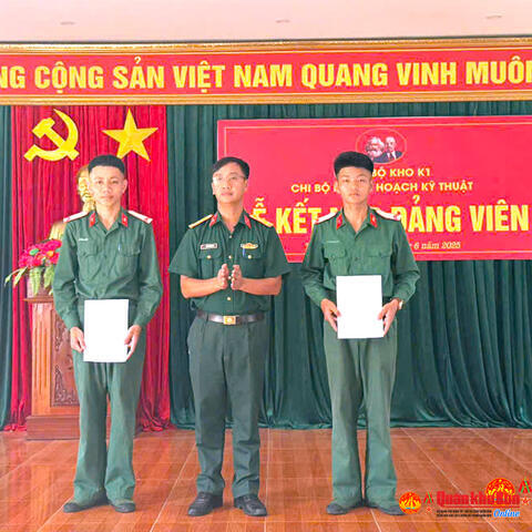 Đảng bộ Kho K1, Cục Hậu cần - Kỹ thuật Quân khu 4 kết nạp 2 đảng viên mới