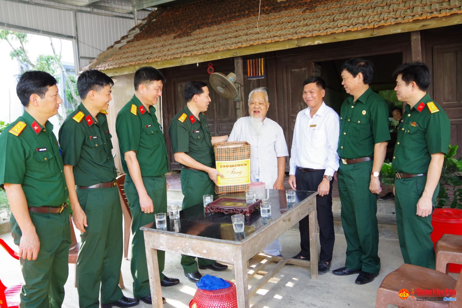 Thăm, tặng quà chiến sĩ Điện Biên