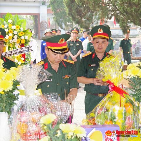 Huyện Cam Lộ, tỉnh Quảng Trị truy điệu và an táng hài cốt liệt sĩ.