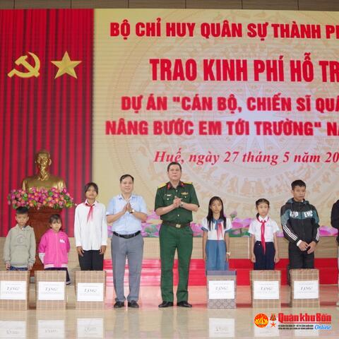 Trao kinh phí hỗ trợ dự án “Cán bộ, chiến sĩ Quân đội nâng bước em tới trường”