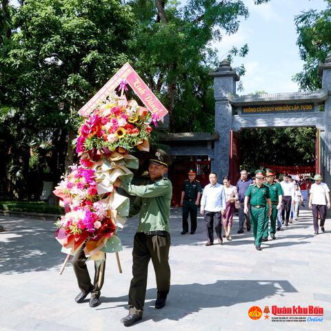 Đoàn công tác Bộ Quốc phòng Lào dâng hoa, dâng hương tại Khu di tích Kim Liên