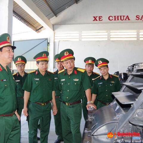 Bộ Tư lệnh Binh chủng Tăng Thiết giáp kiểm tra tại Bộ Chỉ huy Quân sự tỉnh Thừa Thiên Huế