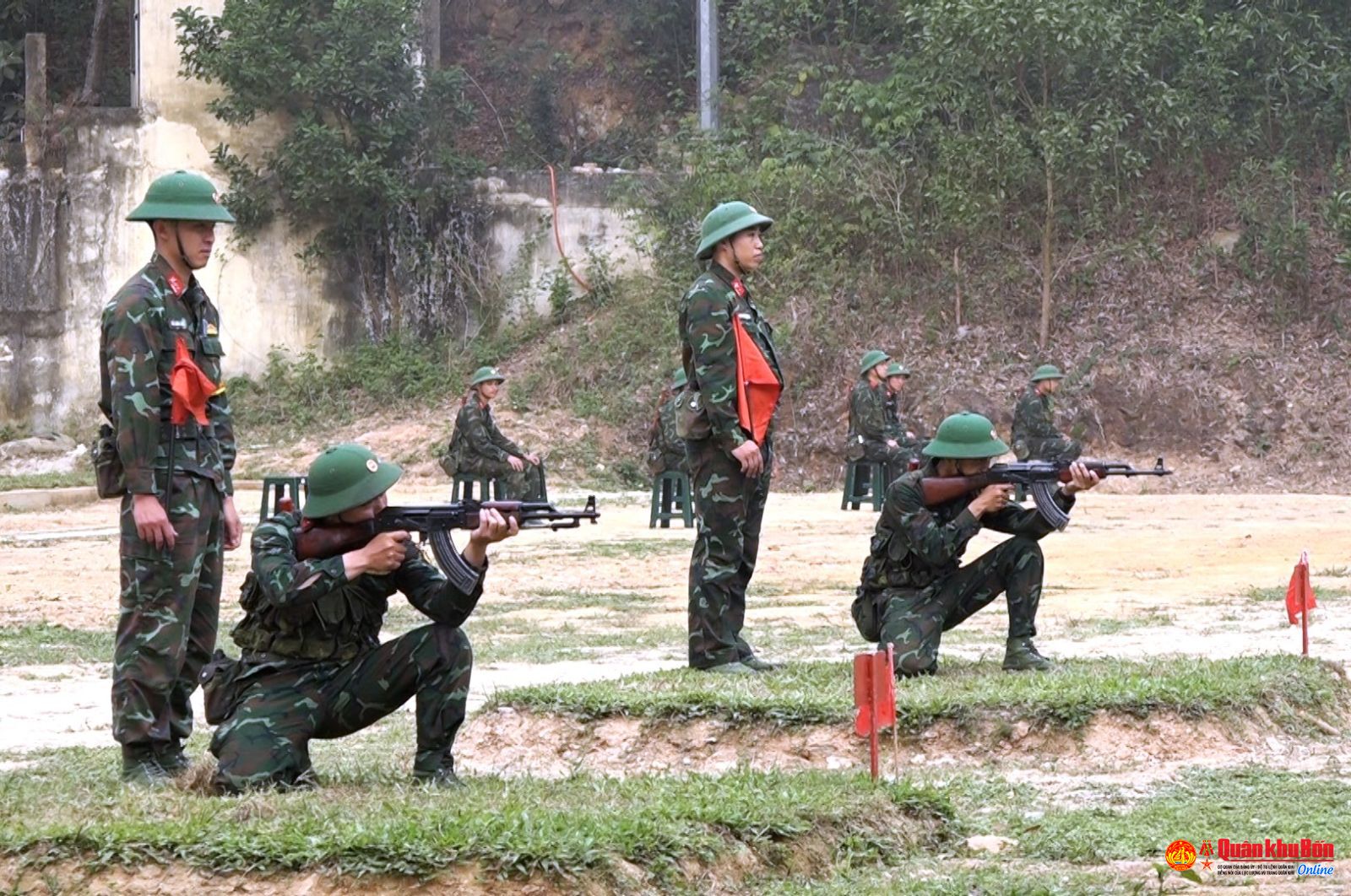 Kiểm tra bắn đạn thật (phân đoạn) vào mục tiêu bia số 7 cho chiến sĩ mới tại Trung đoàn 762,  Bộ CHQS tỉnh Thanh Hóa