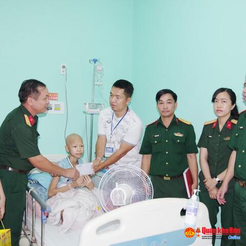 Thăm, động viên bệnh nhân Lào đang điều trị tại Bệnh viện Trung ương Huế