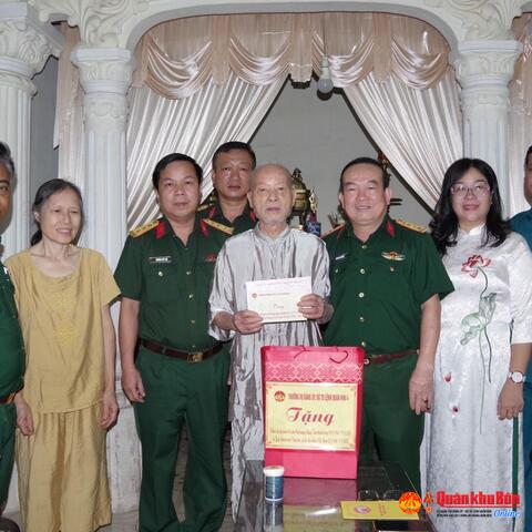 Quân khu 4 thăm, tặng quà cán bộ lão thành cách mạng, tiền khởi nghĩa trên địa bàn Thành phố Huế