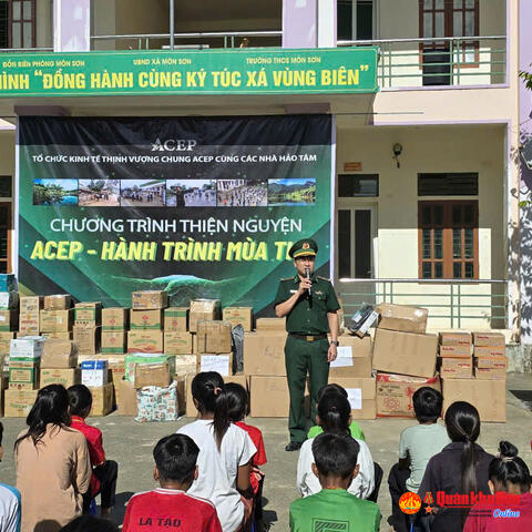 Chương trình “Hành trình mùa Thu” tặng quà cho các học sinh Đan Lai