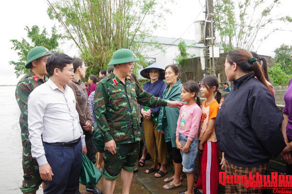 Thiếu tướng Hoàng Duy Chiến kiểm tra công tác ứng phó với mưa lũ tại Hà Tĩnh