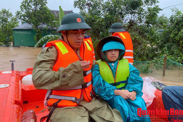 Ban Chỉ huy phòng thủ khu vực 3 - Kỳ Anh giúp Nhân dân vùng lũ