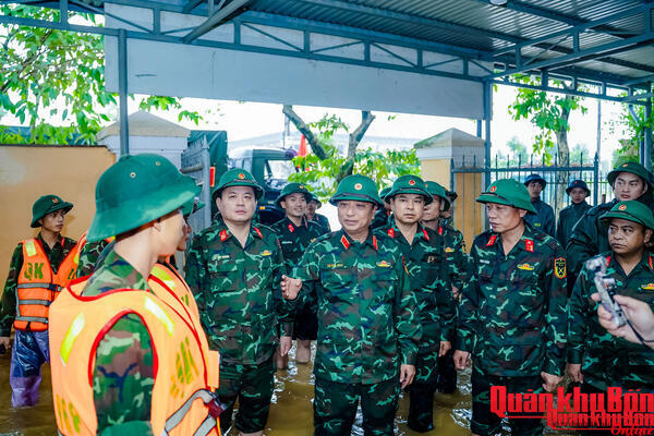 Tư lệnh Quân khu 4 chỉ đạo các lực lượng khẩn trương giúp nhân dân khắc phục hậu quả mưa lũ tại thành phố Huế