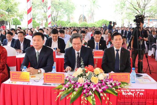 Phó Thủ tướng Chính phủ Hồ Đức Phớc trao Huân chương Lao động hạng Ba cho Trường Trung học phổ thông Quỳnh Lưu 2