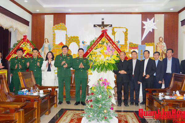 Bộ Tư lệnh Quân khu 4 chúc mừng Giáng sinh tại Giáo phận Thanh Hóa.