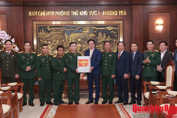 Chủ tịch UBND thành phố Huế chúc mừng Ban Chỉ huy Phòng thủ khu vực 1 – Hương Trà