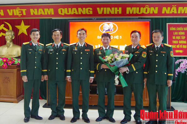 Đảng ủy Hệ 3, Học viện Chính trị: Trao Huy hiệu 30 năm tuổi Đảng
