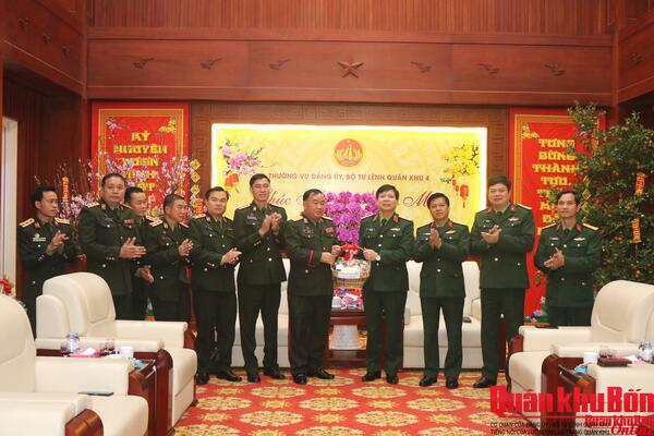 Bộ Chỉ huy Quân sự tỉnh Hủa Phăn thăm, chúc Tết Bộ Tư lệnh Quân khu 4