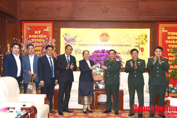 Các đơn vị, địa phương Lào chúc Tết Bộ Tư lệnh Quân khu 4