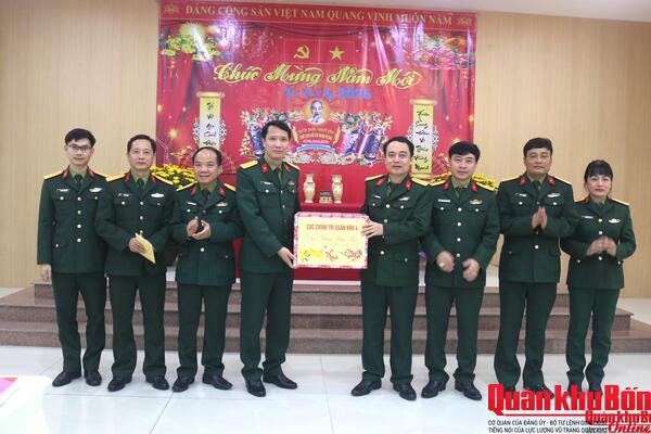Đại tá Đinh Xuân Hướng, Phó Chủ nhiệm Chính trị Quân khu chúc Tết các đơn vị tại Quảng Trị và thành phố Huế