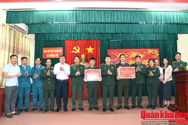 Thiếu tướng Lê Văn Trung kiểm tra, chúc Tết tại Ban Chỉ huy Quân sự xã Hương Khê