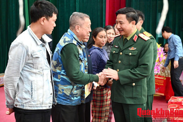 Thiếu tướng Đoàn Xuân Bường, Chính ủy Quân khu 4 thăm, tặng quà chính sách tại tỉnh Hà Tĩnh