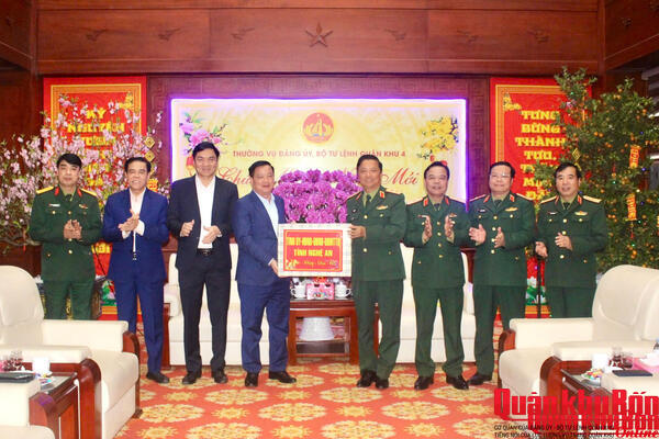 Tỉnh Nghệ An thăm, chúc Tết Bộ Tư lệnh Quân khu 4