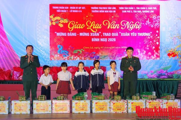 Trung đoàn 830, Đoàn Kinh tế – Quốc phòng 337: Trao quà tặng học sinh có hoàn cảnh khó khăn