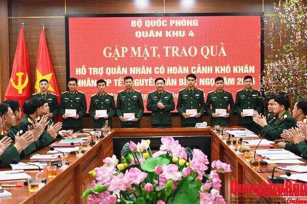 Thiếu tướng Đoàn Xuân Bường, trao quà hỗ trợ quân nhân có hoàn cảnh gia đình đặc biệt khó khăn và thăm chúc Tết các đơn vị