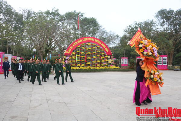 Quân khu 4: Dâng hương tưởng niệm Chủ tịch Hồ Chí Minh và các Anh hùng liệt sĩ