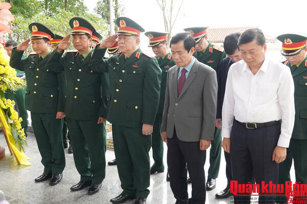 Đại tướng Nguyễn Trọng Nghĩa dâng hương tại Di tích lịch sử Quốc gia Bến phà Long Đại.