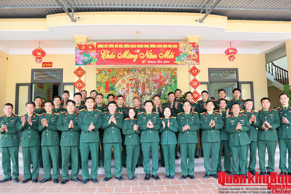 Thiếu tướng Đoàn Xuân Bường thăm, chúc Tết Đội xe (Bộ Tham mưu Quân khu 4)