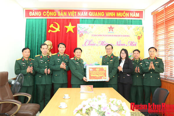 Thiếu tướng Đoàn Xuân Bường, Chính ủy Quân khu 4 thăm, chúc Tết Cơ quan đại diện Báo Quân đội Nhân dân