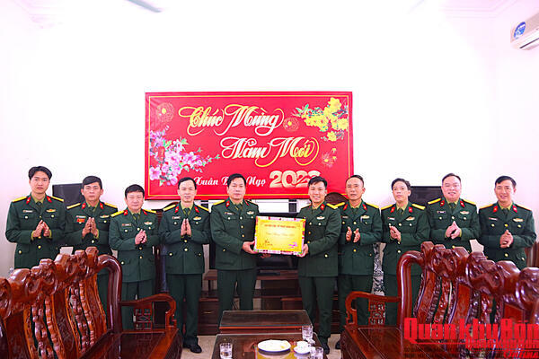 Đại tá Phạm Đức Tuấn, Chủ nhiệm HC-KT Quân khu: Thăm, kiểm tra và chúc Tết các đơn vị.