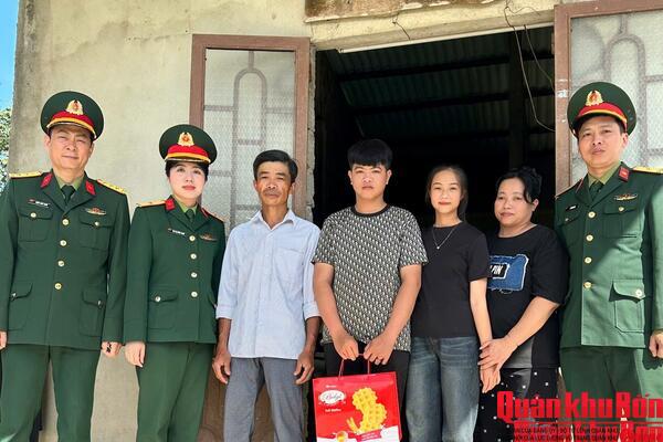 Ban Chỉ huy Phòng thủ khu vực 4 - Triệu Phong (tỉnh Quảng Trị) thăm, tặng quà gia đình thanh niên nhập ngũ